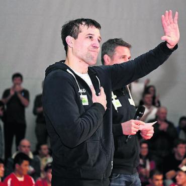 Die Tränen des Captains - Eine ganze Halle feiert Pascal Strebel. Der Ringer ist sichtlich gerührt. Bilder: Alexander Wagner