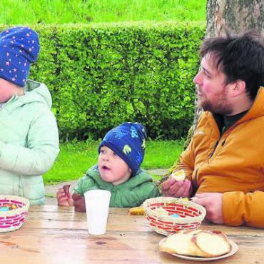 Weiterhin aktiv einbringen - Nach dem Suchaktion wurden die gefundenen Eier und die verteilten Schoggiosterhasen in gemütlicher Runde gleich verzehrt.