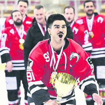 Der Druck ist weg - Im März durfte der Fi-Gö-Captain den Meisterpokal entgegennehmen. Die Fischbach-Gösliker gehen als Titelverteidiger in die Saison.