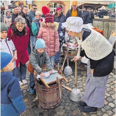 Einzigartig – selbst mit Hudelwetter - Die «Wöschwyber» beim Rathausbrunnen erhalten eifrige Unterstützung und ziehen Schaulustige in ihren Bann.