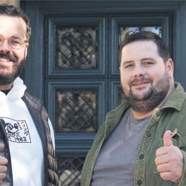 Mit einzigartigem Charme - Die Organisatoren Patrick Grob (links) und Pascal Schmider freuen sich auf den Adventsmarkt im Park der Villa Isler. Bild: Monica Rast