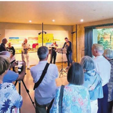 Auf der anderen Seite - Volle Villa Wild bei der Vernissage von Urs Walter. Bild: zg