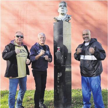 Gänsehaut-Reise - Vor der Gedenkstätte von Andy Hug. Von links: Eddy Gabathuler, Heinz Muntwyler und Francisco Filho. Bild: zg