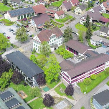 «Grosses Vorhaben für das Dorf» - Die Drohnenaufnahme zeigt die aktuelle Situation der Schule Sarmenstorf. Mit drei Projekten soll diese deutlich verbessert werden.
