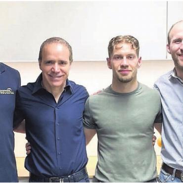 Mit Motivation geht es besser - Präsident Pascal Hufschmid mit Rocco und Roy Cipriano und Vorstandsmitglied Martin Nietlispach, der als ehemaliger Weltklasse-Judoka die zwei Kampfsportler für den Abend gewinnen konnte (von links). Bild: zg