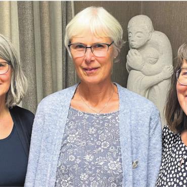 Umgang mit Verlust und Trauer - Gemeinsam ins Leben zurückfinden (v. l.): Silvia Markfort, Ursi Roost und Initiantin Elisabeth Lüthy-Abt eröffnen ein Trauercafé im Emanuel-Isler-Haus. Bild: zg
