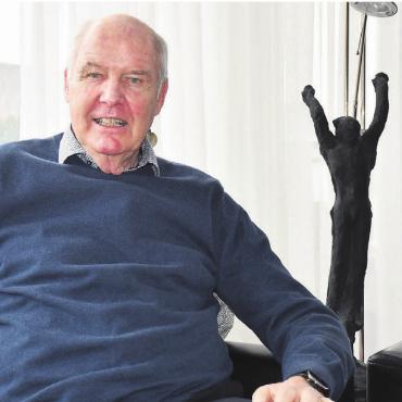 «Viel Wertvolles erleben dürfen» - Alt-Regierungsrat Peter Wertli blickt entspannt auf seine Zeit als Regierungsrat zurück. Rechts das figürliche Kunstwerk, das er vor 25 Jahren als Abschiedsgeschenk bekommen hat. Bilder: Daniel Marti / zg
