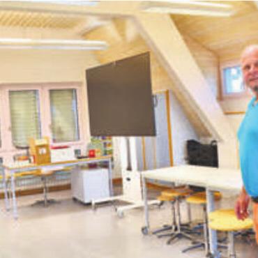 Hochsaison für den Hauswart - André Lörtscher ist mit Herzblut Hauswart im Schulhaus Bünzen. Bild: tst