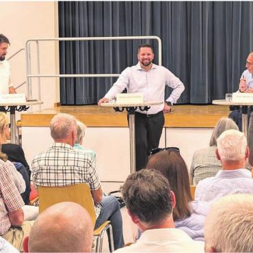 «Drei für den Stadtrat» - In der Runde der drei neuen Stadtratsaspiranten um Claudio Müller (SVP), Sandro Schmid (GLP) und Peter Werder (FDP) wurde eifrig diskutiert – und zuweilen auch mit- und über einander gelacht. 
Bilder: Marco Huwyler