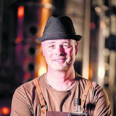 «Brennt fürs Brennen» - Daniel Röthlisberger liebt das alte Handwerk. Bild zg: