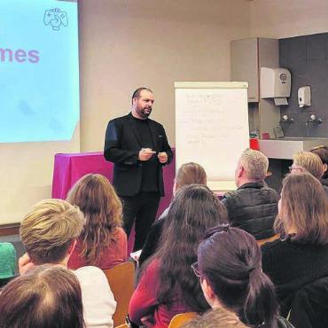 Das Gamen nicht verteufeln - Game-Experte Florian Lippuner trifft in Sarmenstorf auf ein sehr interessiertes Publikum. Mit anschaulichen Beispielen aus seinen Untersuchungen gelingt es ihm, die Zuhörenden zu fesseln. Bild: Chregi Hansen