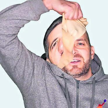 Das Dutzend ist voll - Im aufwendig hergestellten Clip «Rohling» wechselt Claude Hasler alias «Tonki MC» mehrmals das Gesicht. Bild: zg