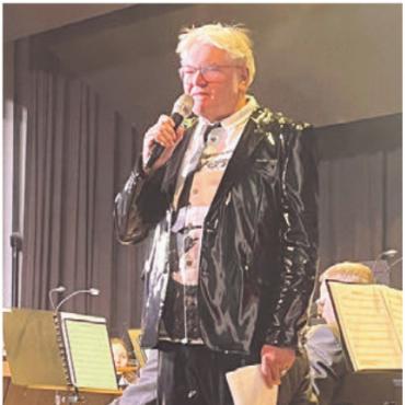Nach Basel nun in Bünzen - Glamour auch bei Moderator Roland Debrunner.