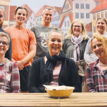 Das Publikum kitzeln - Die Theatergruppe der turnenden Vereine, hinten von links: Hanspeter Keller, Nadja Meier, Tobias Amstutz, Philipp Berger, Christine Peter (Souffleuse), Michaela Meier, Godi Küng (Regisseur); vorne von links: Daniela Lang, Bea Bachofen, Bea Habegger. Es fehlt: Fabian Wolf. Bilder: Annemarie Keusch