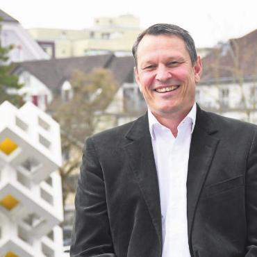 «Es fühlt sich alles gut an» - Vor dem frisch geputzten Wohler Wahrzeichen: Roland Vogt ist gut in seine erste Amtszeit als Gemeindeammann gestartet. Bild: dm