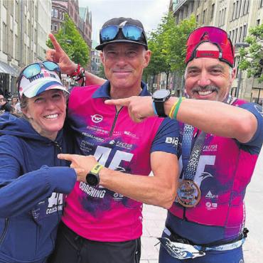 Kämpferin ohne Grenzen - Cécile Treier mit Trainer Andreas Fuchs (Mitte) und Trainingspartner Thomas Grangaro.