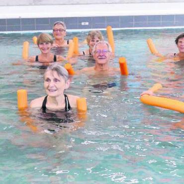 Wertvolle Angebote im Alter - Die Sportgruppenleitende kommen in den Genuss einer Aquafit-Lektion. Bild: zg