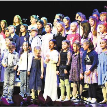Vom Schulzimmer auf die Bühne - Die Stimmperlen und Vocalines unter der Leitung von Prisca Zweifel sind mehr als erfrischend.
Bilder: Monica Rast