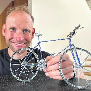 Das Ende der Maschine - Hunderte Siege, Hunderte Podestplätze. Der 40-jährige Urs Huber hat fast all seine Trophäen entrümpelt. Jenes kleine Velo, gewonnen an einem Rennen in Afrika, hat er behalten. Nun endet sein Profivertrag  und damit auch seine Karriere. Bild: Stefan Sprenger