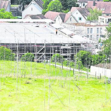 «Baustart ist am 17. Juni» - Stangenwald: So sah es an der Wagenrainstrasse am Rebberg aus, als noch die Bauprofile standen. Bild: Archiv/dm