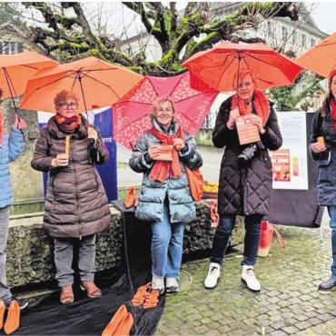 Gemeinsam gegen Gewalt - Die Strassenaktion in Wohlen war ein Erfolg. Die Frauen von Soroptimist International, Club Bremgarten-Freiamt, konnten die Menschen sensibilisieren. Bild: zg