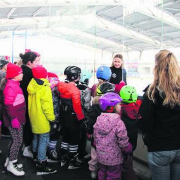 Mit Profis fahren - Dicht gedrängt warten die Besucher, bis sie auf das Eisfeld gelassen werden.