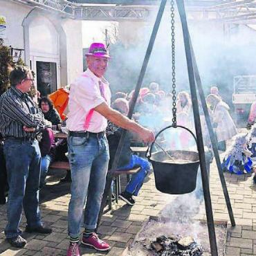 Eine Suppe zum Start - Der Suppentag ist ein beliebter Anlass der Boswiler Fasnacht und lockt immer viele Gäste an. Bild: zg