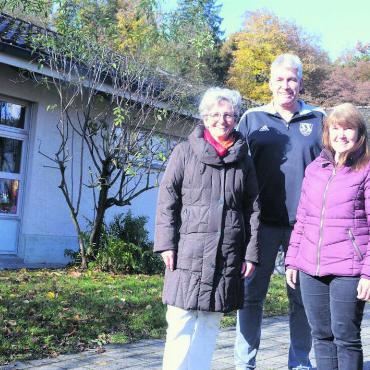 Alle unter einem Dach - Alle Bedürfnisse optimal abdecken (von links): Gemeinderätin Cornelia Stutz, FC-Vertreter Roland Hubschmid und Schulvertreterin Sabine Probst vor dem Kindergarten Althau. Bilder: Chregi Hansen / zg