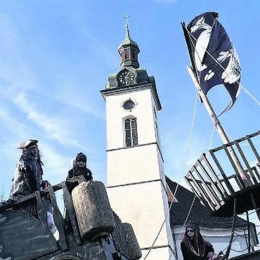 «Wir wollen den grössten Umzug» - Die «Pirates of Dentike» sind bei der Wohler Kirche und haben den letzten Meter geschafft.