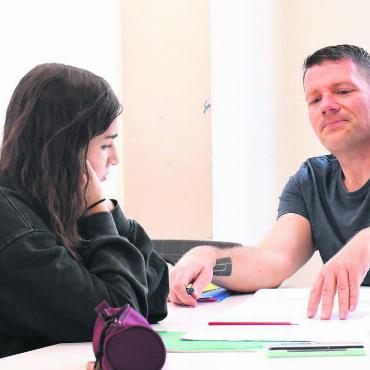 Potenzial richtig ausschöpfen - Lehrer Michael Plaukovits gibt wertvolle Inputs, er ist einer von drei «Chagall»-Lehrpersonen. Er unterrichtet sonst an der Bezirksschule Mathematik. Bild: Daniel Marti