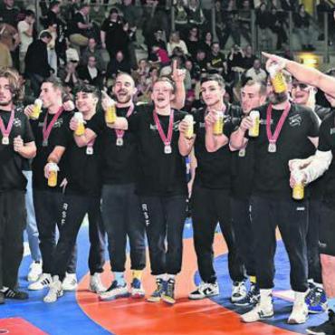 Stolz überwiegt - Freude, obwohl es nicht zum 1. Platz gereicht hat. Die RS Freiamt feiert mit den zahlreichen mitgereisten Fans in Willisau. Bild: awa