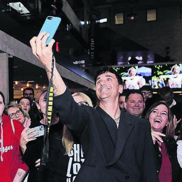 Jetzt hat er seinen Stein - Der Wohler Soulstar Jan Seven Dettwyler auf Tuchfühlung mit den Fans an den Swiss Music Awards in Zürich.