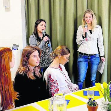 Aus traurigem Anlass - Olga Mykhiienko (links) und Seraina Herzberg vom «Café Grüezi» führen durchs Programm. Bild: zg