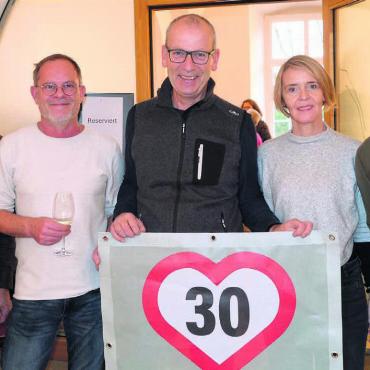 Knapp – aber breit abgestützt - Ihr gemeinsamer Einsatz für Tempo 30 auf allen Gemeindestrassen ist von Erfolg gekrönt. Von links: René Neiger (Vereinigung wohnliches Muri Dorf), Ueli Frey (Mitte), Stefan Staubli (Muri Energie Forum), Nicole Laubacher (SP) und Cornel Stöckli (GLP). Bild: Thomas Stöckli