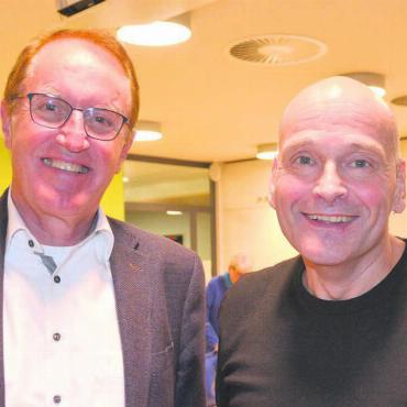 36 statt 26 Millionen Franken - Fröhliche Gesichter trotz unerfreulicher Nachrichten: Verbandspräsident Peter Spring (links) und Roger Cébe, Vorsitzender Geschäftsleiter, mussten eine massive Kostensteigerung beim Um- und Neubau des Alterszentrums Bärenmatt verkünden. Bild: Roger Wetli