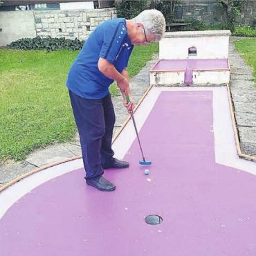 Viel Wetterglück - Die Niederwiler Turnerinnen versuchten sich für einmal beim Minigolf. Bild: zg