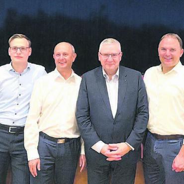 «Die EU will an unser Geld» - Bekannte SVP-Persönlichkeiten an der Maitagung in Bremgarten (von links): Regierungsrat Jean-Pierre Gallati, Yves Blülle, GL-Mitglied der SVP Aargau, Grossratspräsident Markus Gabriel, Nationalrat Andreas Glarner, Nationalrat Marcel Dettling, Präsident SVP Schweiz, sowie Claudio Müller, Präsident SVP Stadt und Bezirk Bremgarten.