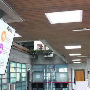 «Der Tragweite bewusst» - Schadstoffe im Gemeindehaus: Am Verputz der Wände und bei den Akustikdeckenplatten wurde Asbest festgestellt. Bild: dm