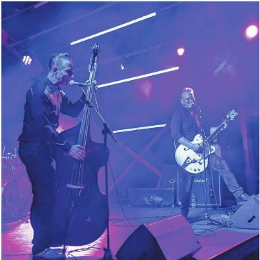 Mit dem Kuzeb feiern - «The Peacocks» heizten dem Publikum am Samstagabend ein. Die Punkrocker genossen den Auftritt in Bremgarten sichtlich.