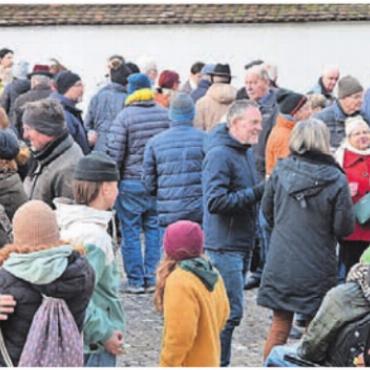Apéro vor der Klosterkirche - Der Neujahrsapéro zieht jedes Jahr viele Leute an – am 1. Januar, 16 Uhr, findet er erneut statt. Bild: Archiv