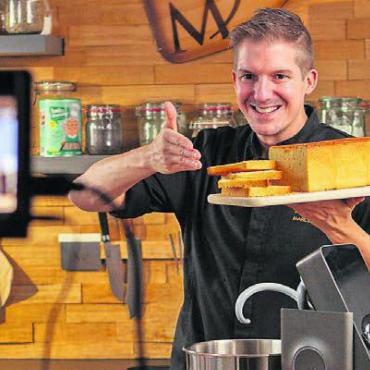 «Morgenstunden sind magisch» - Marcel Paa beim Backen in seiner Aufnahmeküche in Sins. Bild: zg