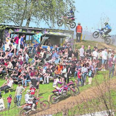Endlich wieder Motorenparty - Umzingelt von der Motocross-Strecke.