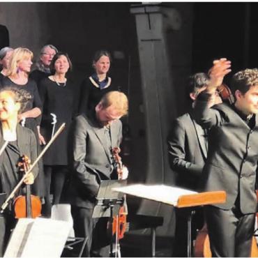 Wenn die Hoffnung Federn lässt - Bad im Applaus: Der musikalische Leiter geniesst mit seinem Chor den riesigen Beifall.