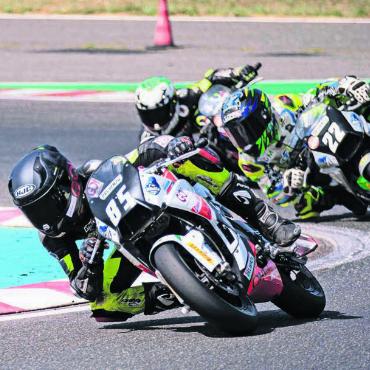 Vom Sportler zum Mentor - Alessandro Binder (Nummer 85) in einem Rennen der Nachwuchsklasse in Italien. Nächstes Jahr startet das Talent im Northern Talent Cup. Bilder: Josip Lasic / zg
