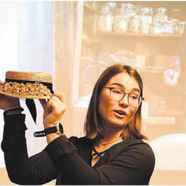Prägende Epoche aufgearbeitet - Corina Haller wagte einen vertieften Blick in die Vergangenheit der Strohindustrie.