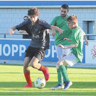Ein besonderes Derby - Zwischen den Mitgliedern des FC Fortuna Integra (dunkle Trikots) und der Ponte Kickers (grüne Trikots) wurde engagiert um jeden Ball gekämpft.