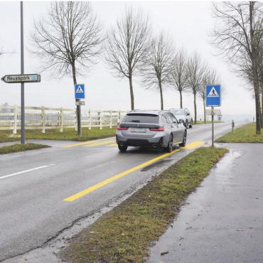 Höchst gemütlich unterwegs - Der Reusspark ist ein beliebtes Ausflugsziel. Nicht zuletzt darum wünschen sich viele endlich den Bau eines Radwegs. Dieser soll entlang der Kantonstrassse verlaufen und eine Baumallee erhalten. Bilder: Chregi Hansen