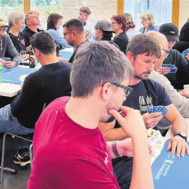 Wenn alle Gewinner sind - Einen Nachmittag lang wird im Schlössli rund um die Uhr gejasst. Und so mancher macht abends nach dem Turnier einfach weiter. Das Schweizer Kartenspiel verbindet eben.