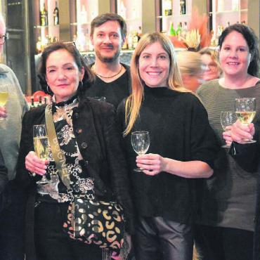 Mit frischem Wind in die Zukunft - Auf die Veränderung wurde das Glas erhoben: Elsbeth Biri (links) und Peter Hauser (rechts) verlassen den Vorstand der VHSOF. Dieser wird neu von Mani Pfulg, Monique Vogt, Alexander Strebel, Linda von Euw und Sandra Huber (von links) geleitet. Bild: Celeste Blanc
