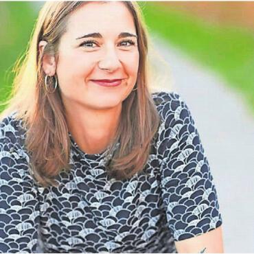Reden über das Sterben - Podcast-Host Elena Ibello schreibt und spricht übers Sterben und ganz viele andere Themen, die direkt oder indirekt damit zu tun haben. Bild: pd